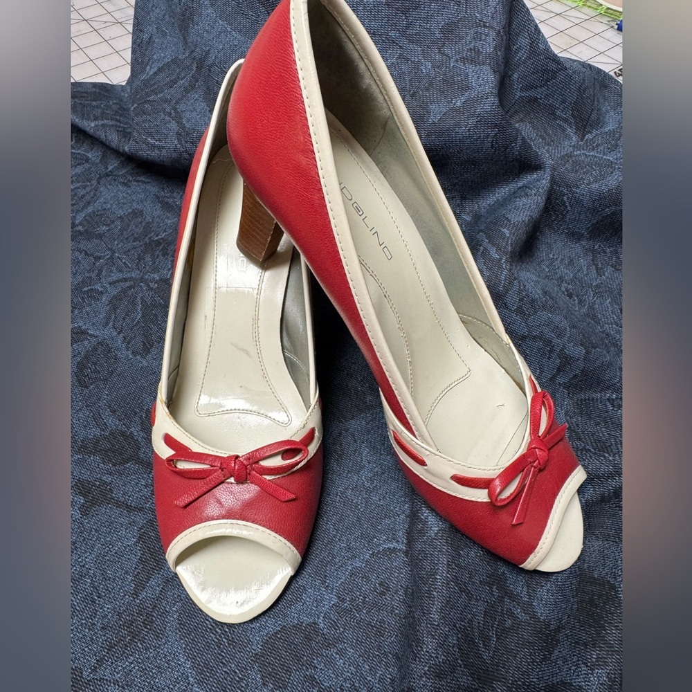 Vintage Bandolino Red and Cream Peep Toe Heels SZ 8